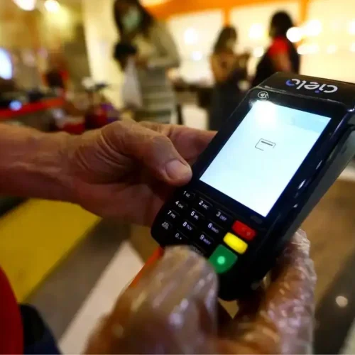 Redução da jornada de trabalho pode elevar preços em 6,2%, aponta CNI