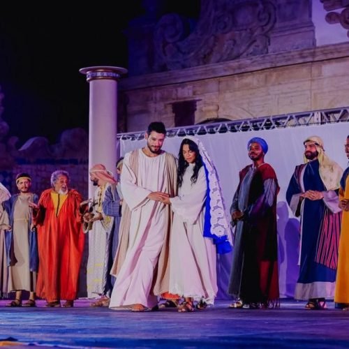 Elenco se emociona ao encenar o espetáculo ‘Paixão de Cristo – Ele vive’ no Centro Histórico de João Pessoa
